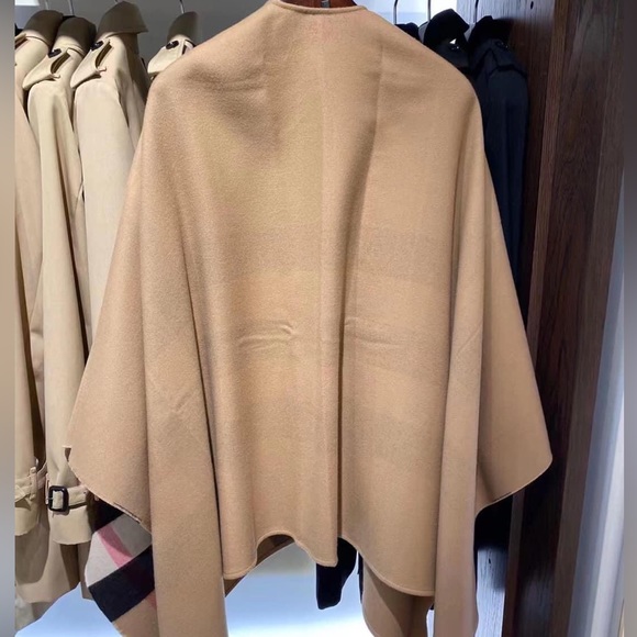 Burberry Reversible Cape Classic NWT - Picture 5 of 8